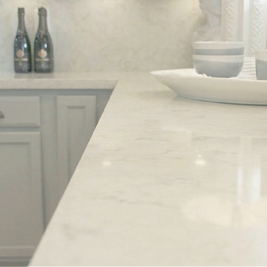 Soprano quartz (Viatera - LXHausys) countertop and backsplash in my Arizona kitchen - Hello Lovely Studio. #sopranoquartz #whitequartzcountertop