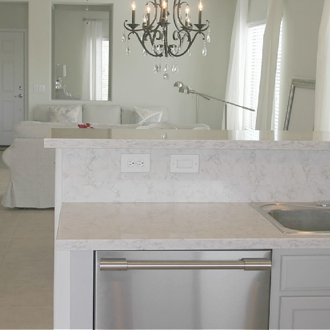 Soprano quartz (Viatera - LXHausys) countertop and backsplash in my Arizona kitchen - Hello Lovely Studio. #sopranoquartz #whitequartzcountertop