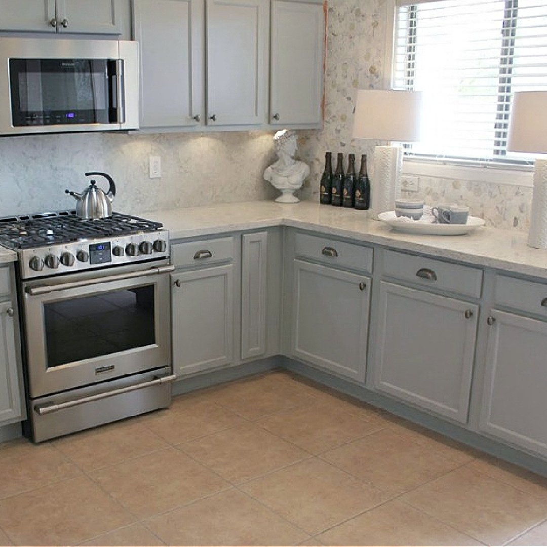 Soprano quartz (Viatera - LXHausys) countertop and backsplash in my Arizona kitchen - Hello Lovely Studio. #sopranoquartz #whitequartzcountertop