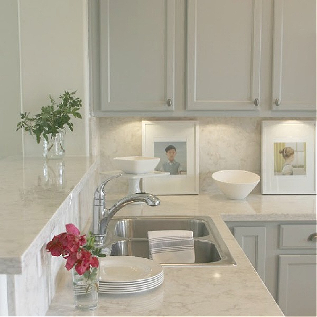 Soprano quartz (Viatera - LXHausys) countertop and backsplash in my Arizona kitchen - Hello Lovely Studio. #sopranoquartz #whitequartzcountertop