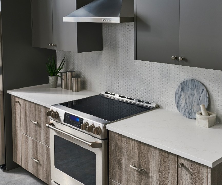 White Lumina quartz countertops in a two tone kitchen with rustic base cabinets and modern dark uppers - Viatera (LX Hausys). #luminaquartz #whitequartzcountertops #viateraquartz