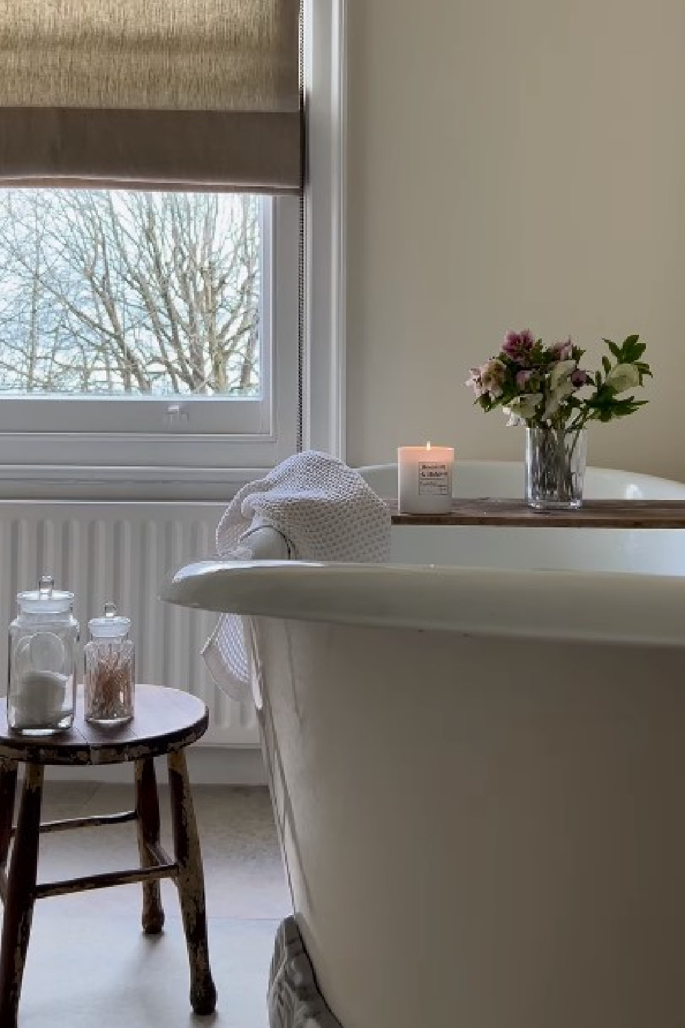 Cozy English country bath with tub - @nestandcovintage. #englishcountry