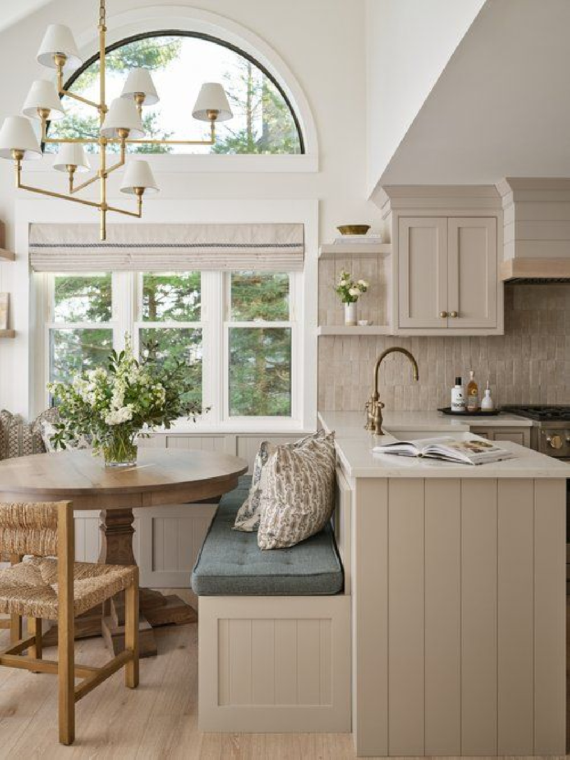 Cozy breakfast nook with banquette at peninsula - Teasealwood Design. #englishcountry #cottagekitchen #europeancottage #breakfastnooks