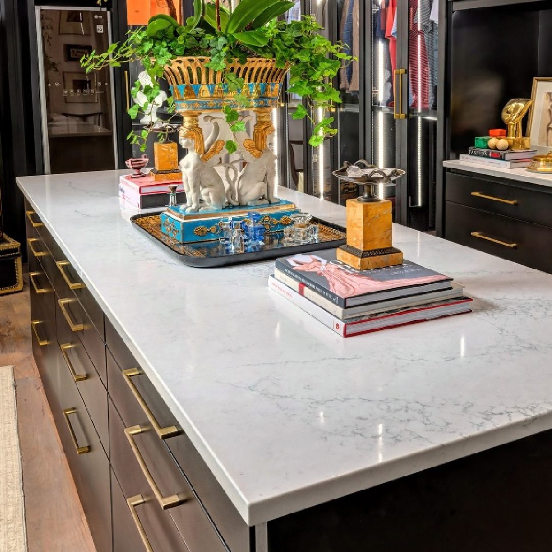 Muse quartz countertops in a kitchen with dark cabinets - @viaterausa. #musequartz #whitequartzcountertop