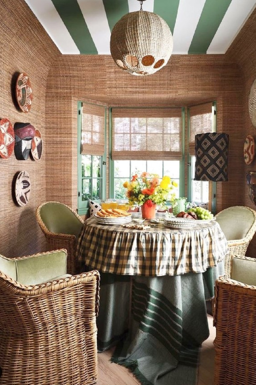 Rustic elegant breakfast nook with rattan chairs and woven wallcovering - @casamota (Photo: Douglas Friedman)
