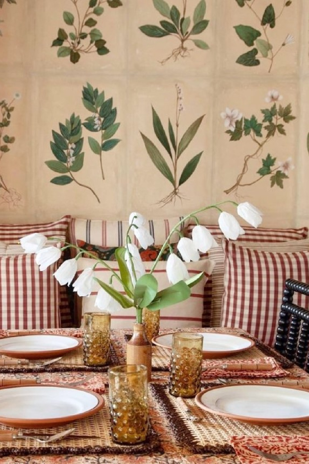 Charming Degournay wallcovering (botanicals) in a breakfast nook by @cutterbrooksshop.