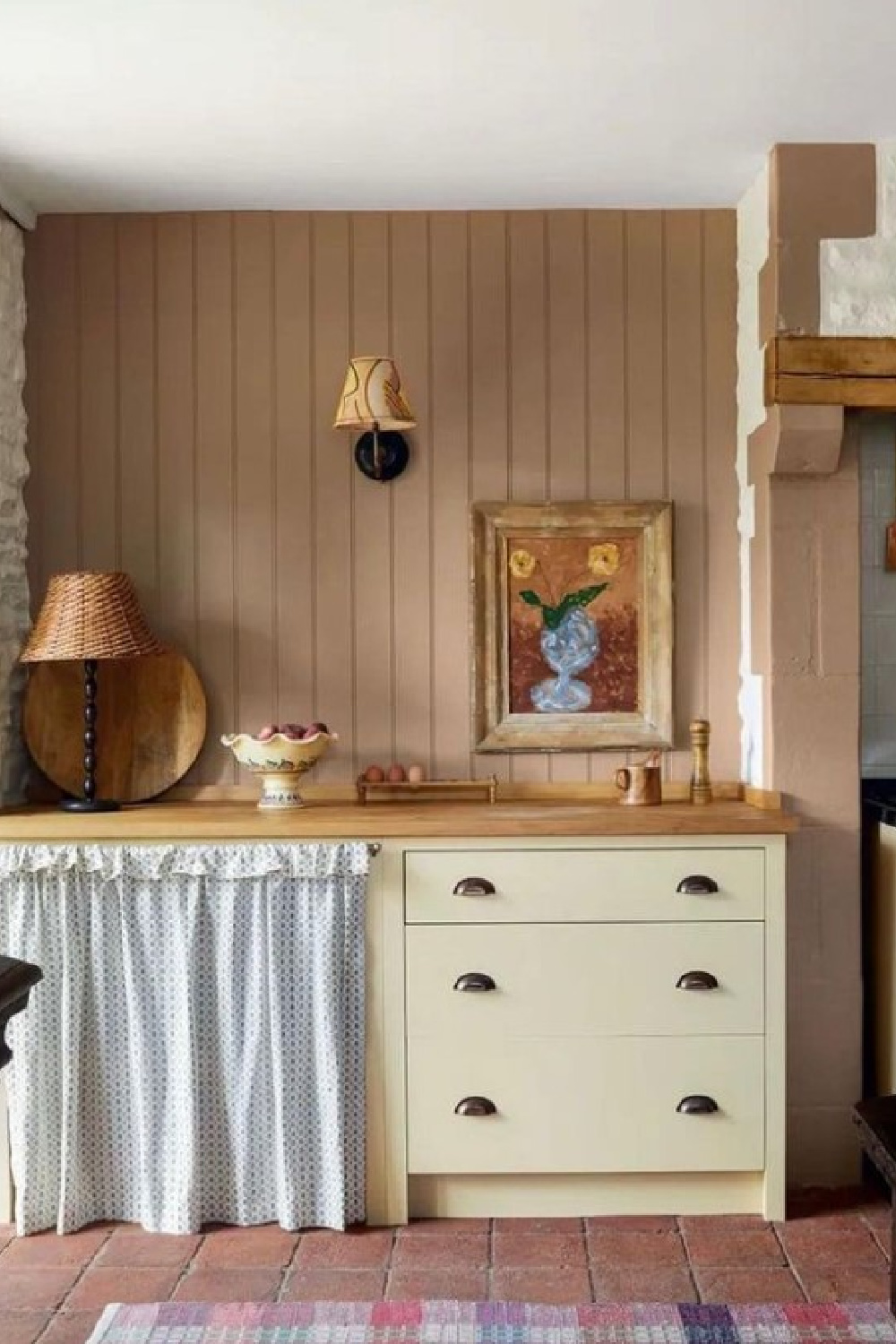 English country kitchen moment with skirted cabinet - @lisamehyden (Photo: @paul_massey)