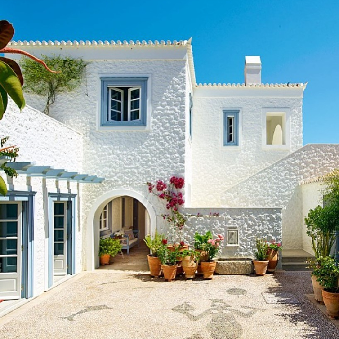 Beautiful Spanish Colonial style house exterior - @isabellopezquesada.