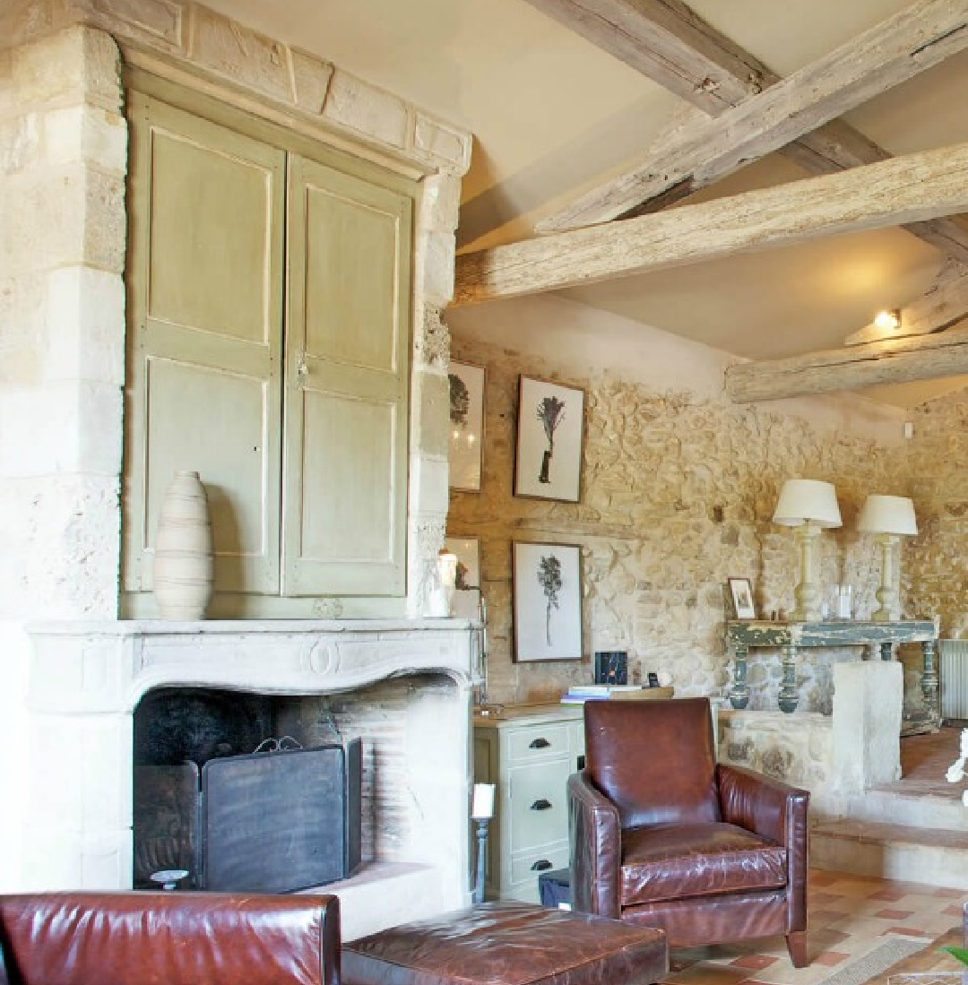 Rustic wood beams, stone walls, and elegant French country allure in a Provence farmhouse (Bonnieux Villa) - Your Haven in Paris.