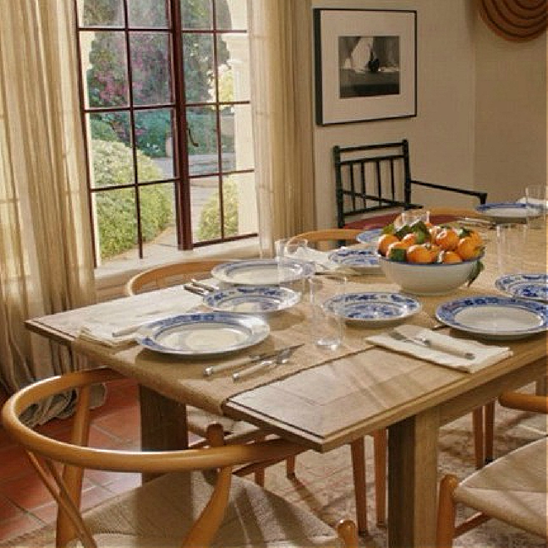 Dining area in HOME AGAIN Nancy Meyers movie with Reese Witherspoon, Open Road Films 2017. #nancymeyershouse #homeagainmovie