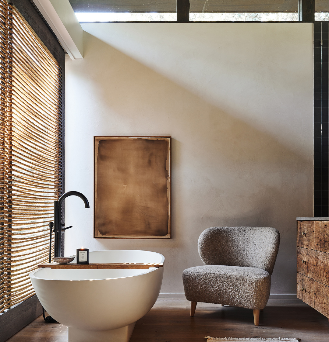 Serene bath in midcentury home with Jenni Kayne Home.
