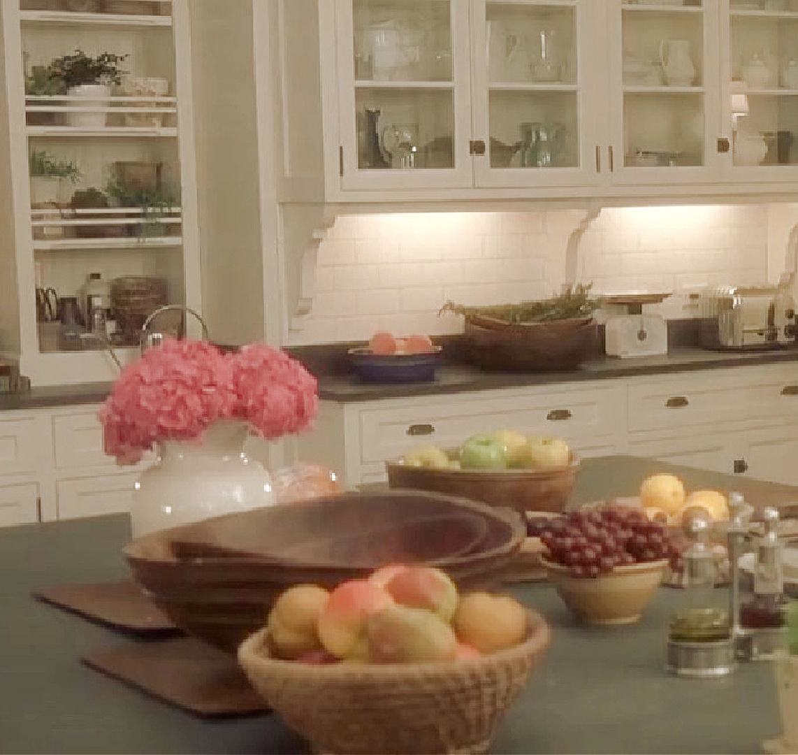 Nancy Meyers aesthetic and interior design style in movies. #nancymeyersinteriors #somethingsgottagive