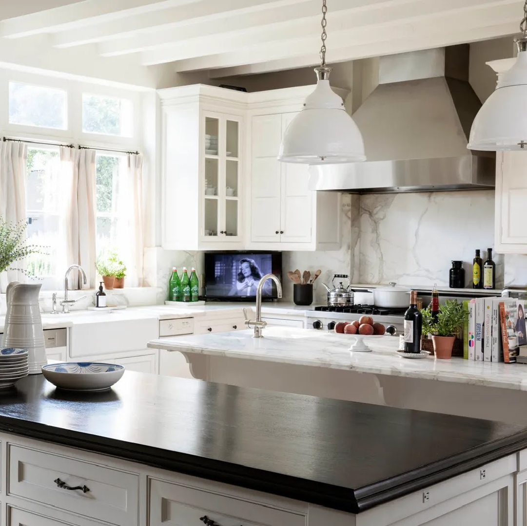 Nancy Meyers own classic white traditional kitchen in her renovated home in LA - Architectural Digest. #nancymeyerskitchen