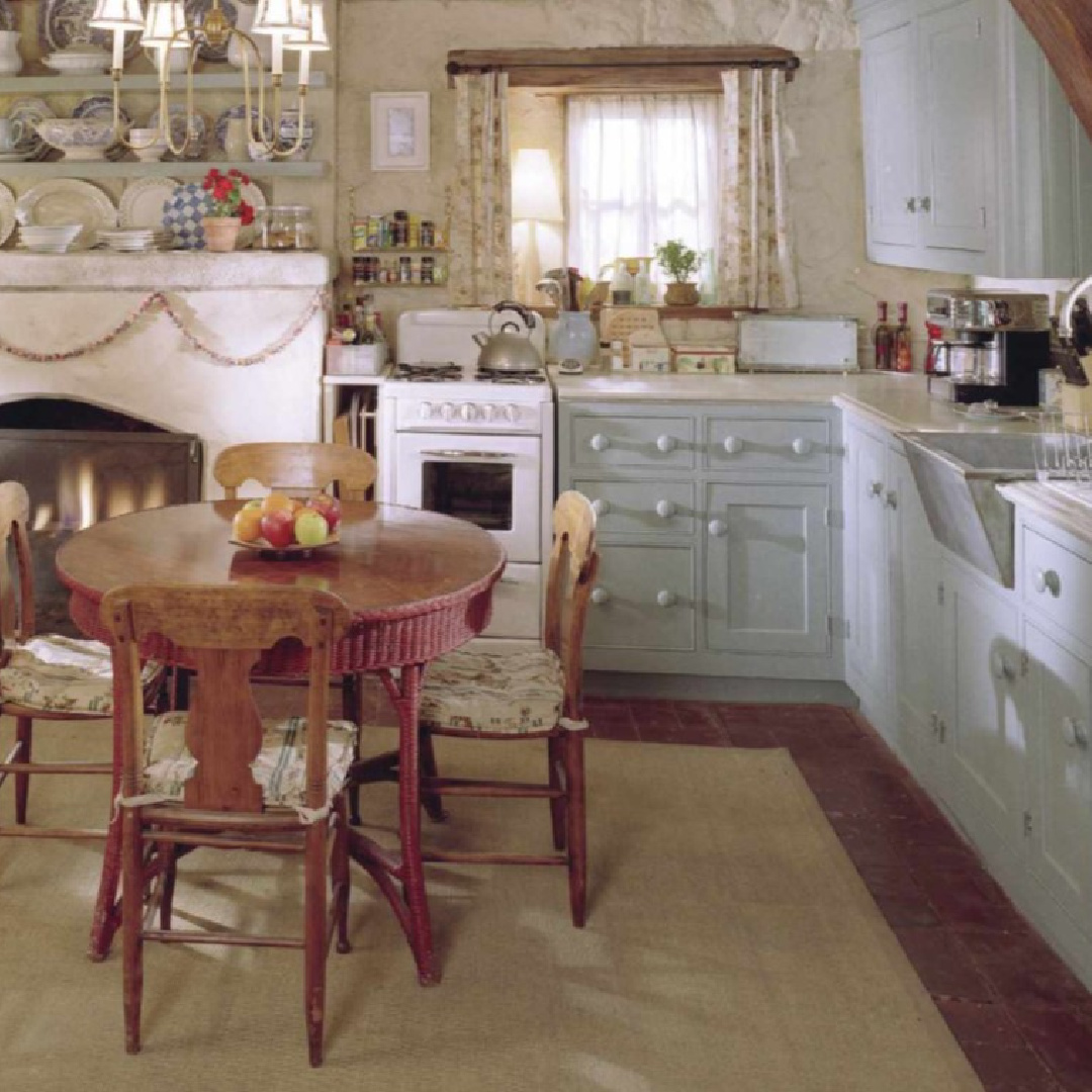Cozy English country kitchen in Rosehill Cottage from THE HOLIDAY (Nancy Meyers, Kate Wisnlet) movie - Columbia Pictures. #theholidaycottage #rosehillcottage #nancymeyerskitchen