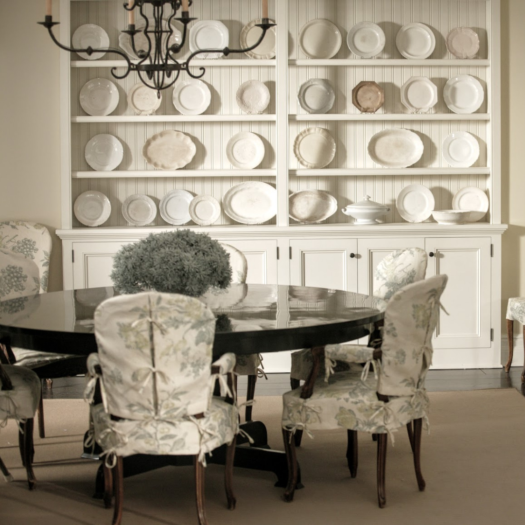 Dining room in Nancy Meyers' SOMETHING'S GOTTA GIVE with Diane Keaton and Jack Nicholson. #nancymeyersaesthetic #somethingsgottagive