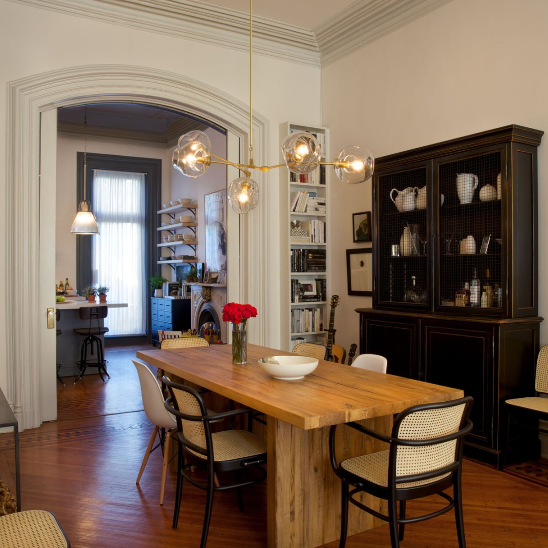Nancy Meyers movie dining room in THE INTERN - Warner Bros, 2015. #nancymeyersstyle