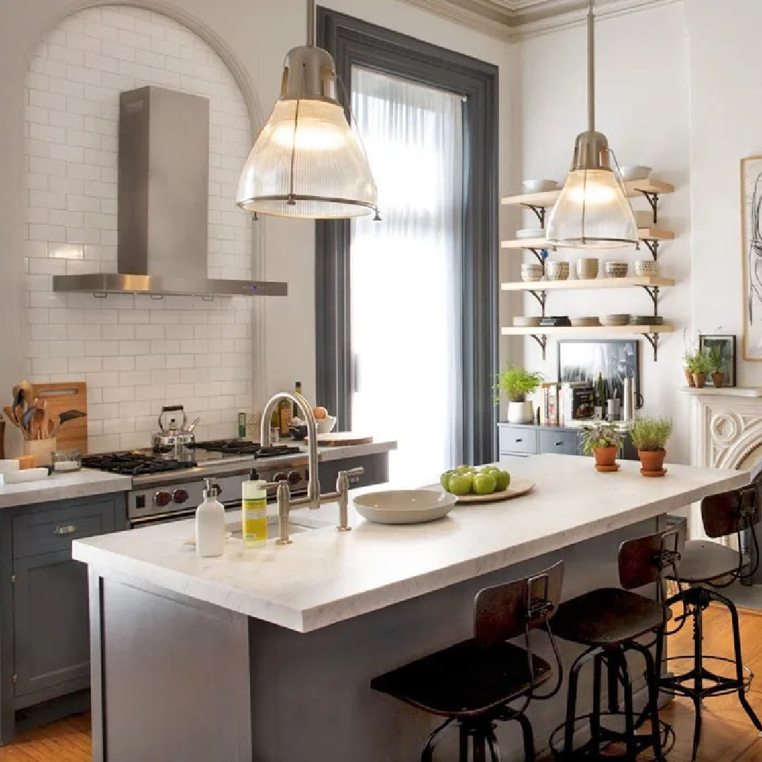 Nancy Meyers kitchen in a Brooklyn brownstone from THE INTERN (Warner Bros., 2015). #nancymeyerskitchen