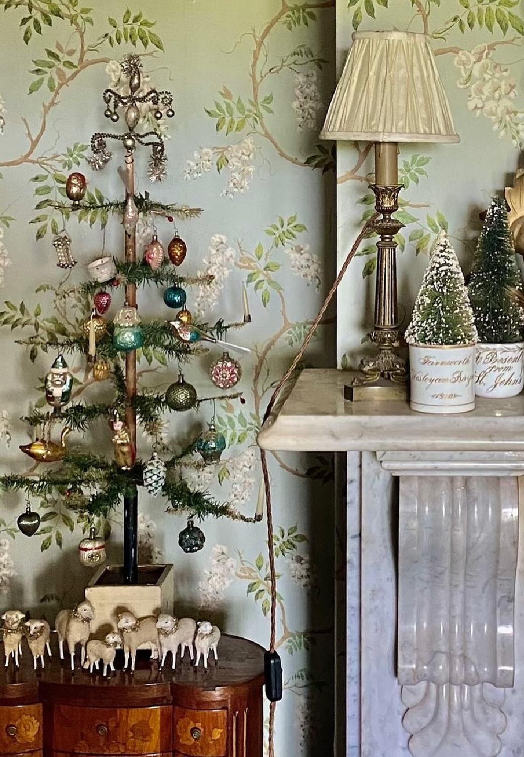 Lovely Christmas tree decorations in a cozy traditional interior - @sharonran1. #christmastreedecor #vintagechristmas #oldfashionedchristmas