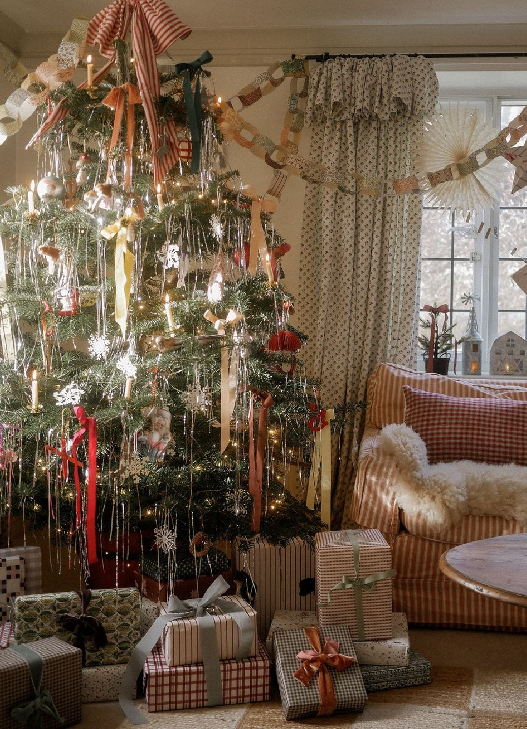 Old fashioned Christmas tree decor, @godsavethescene. #vintagechristmas #christmastreedecor