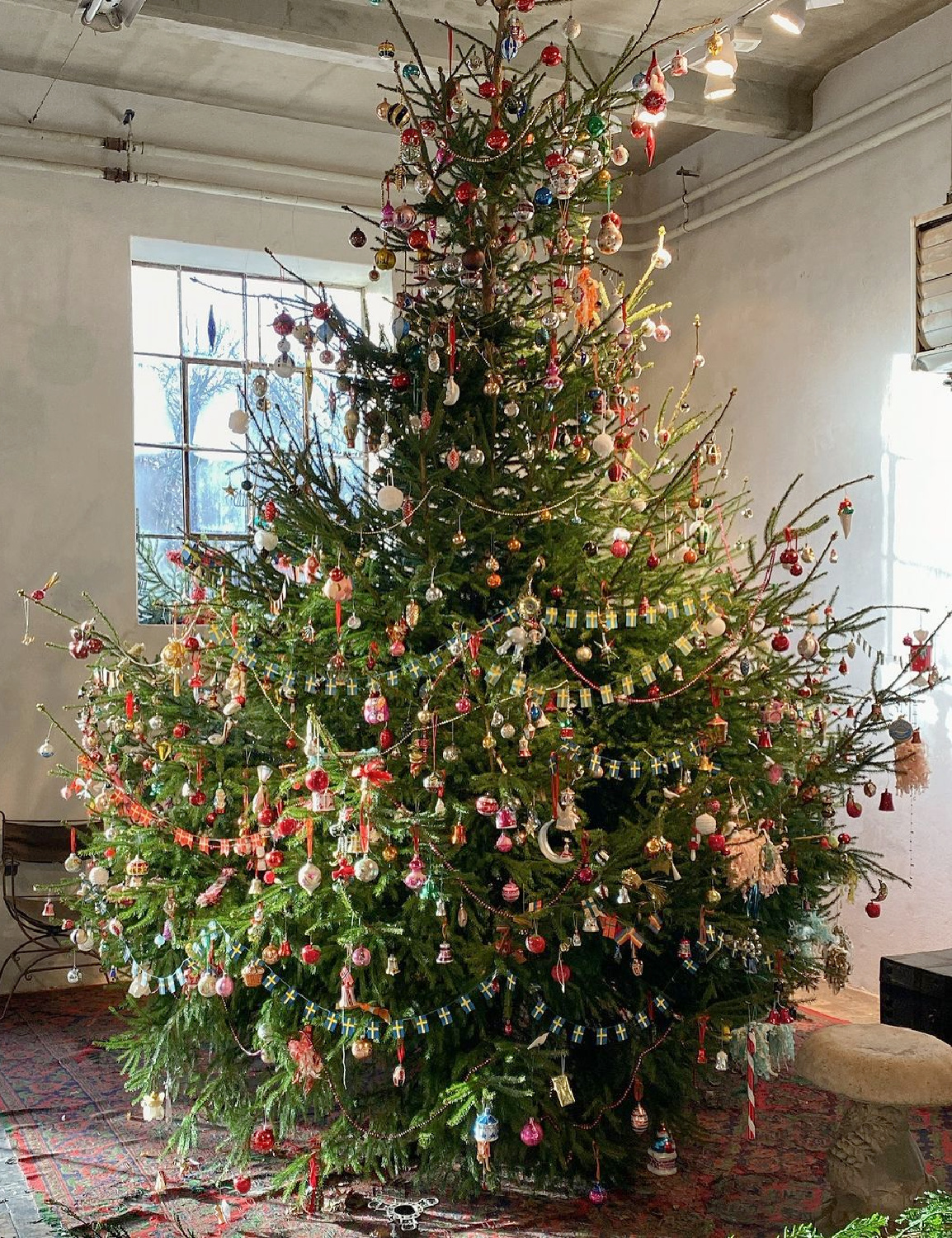 Beautiful grand Christmas tree with elegant decorations - @hannesmauritzson. #christmastreedecor #elegantchristmas