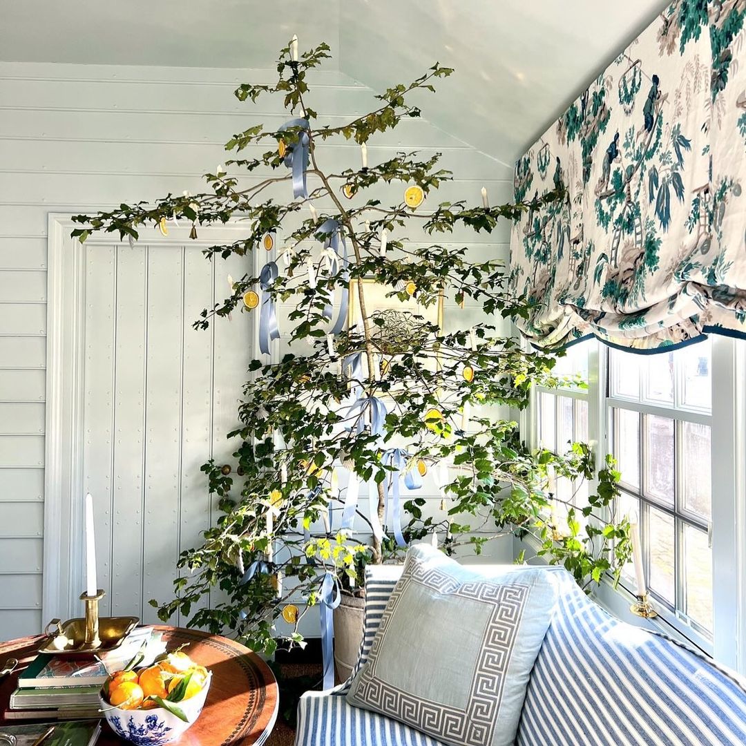 Heather Chadduck designed holiday interior with citrus and candles on tree. #heatherchadduck #citruschristmas