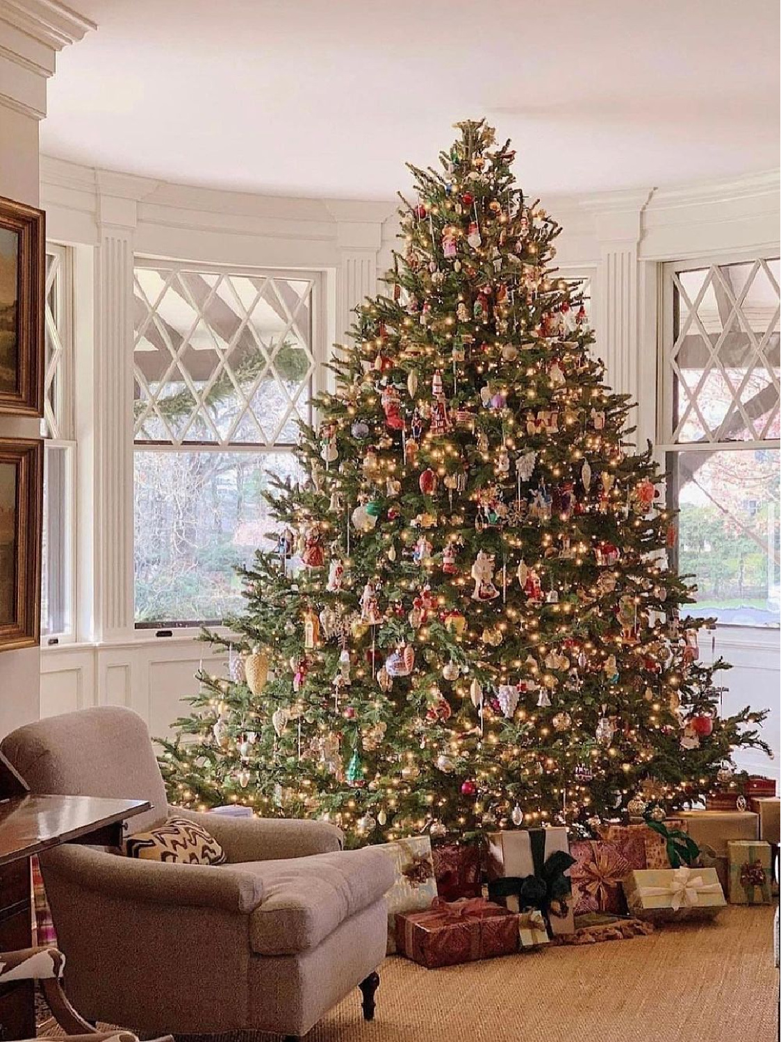 Grand and elegant Christmas tree decor, @houseof_york. #christmastreedecorating