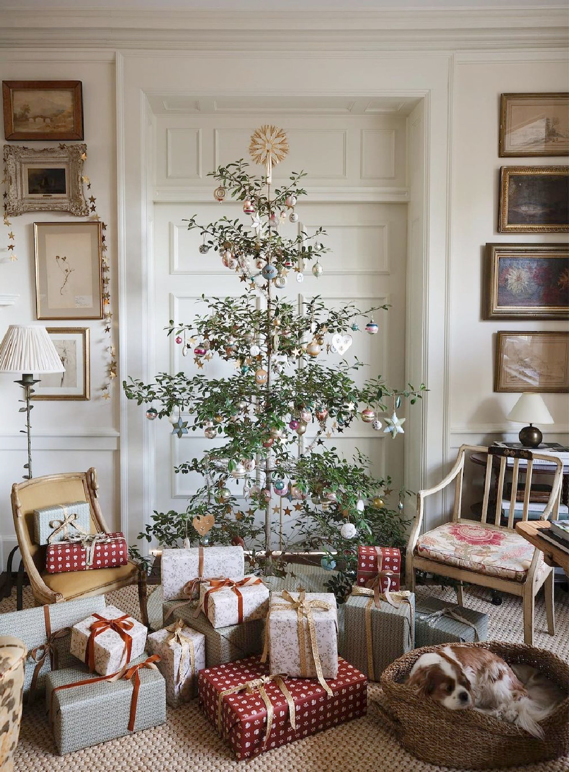 Lark and Linen old fashioned Christmas tree with gifts and vintage art on walls. #vintagechristmas #oldfashionedchristmas