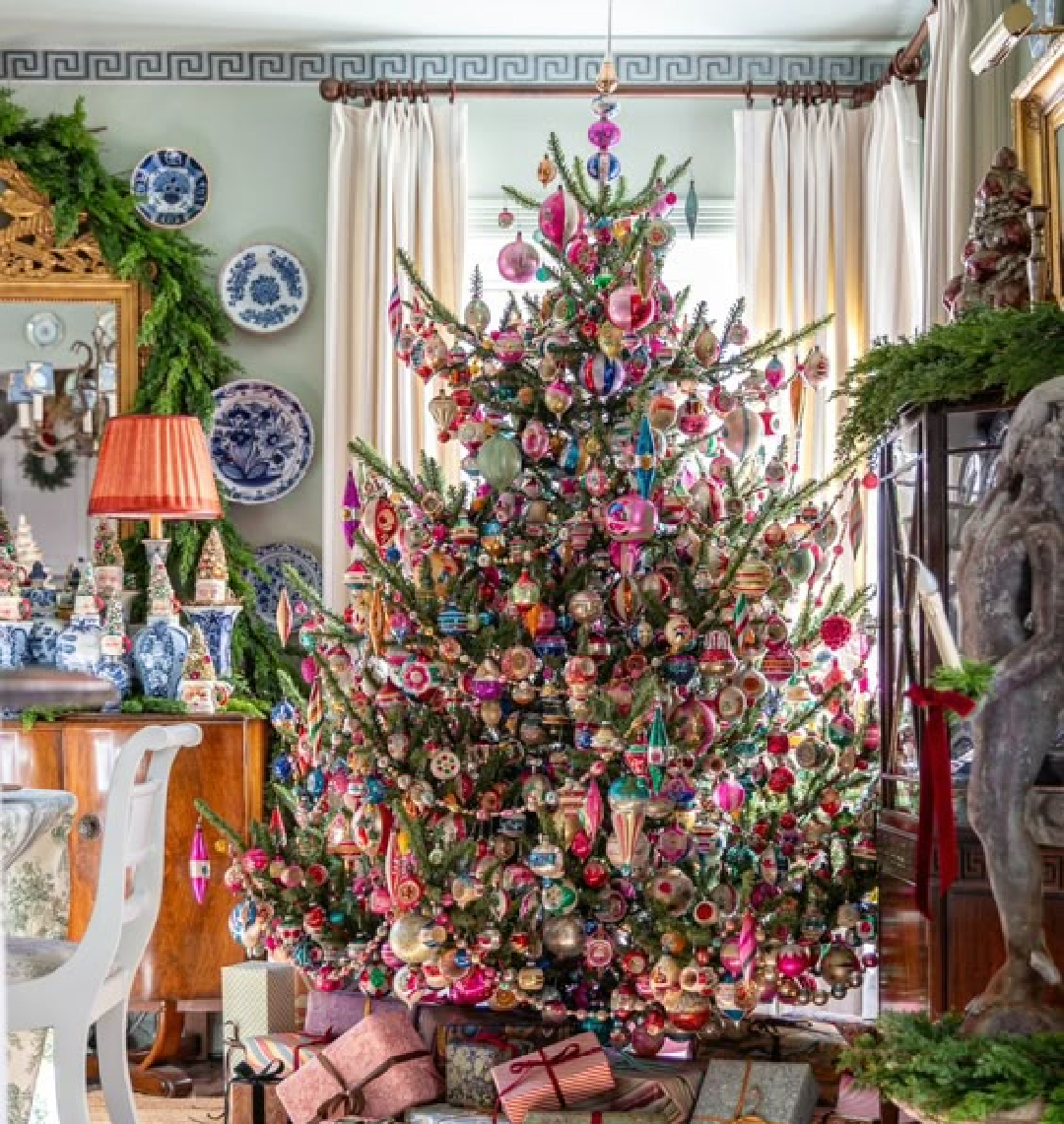 Pink Christmas tree in an elegant chinoiserie dining room - via Liz Marie Blog. #pinkchristmas #elegantchristmas #christmastreedecor