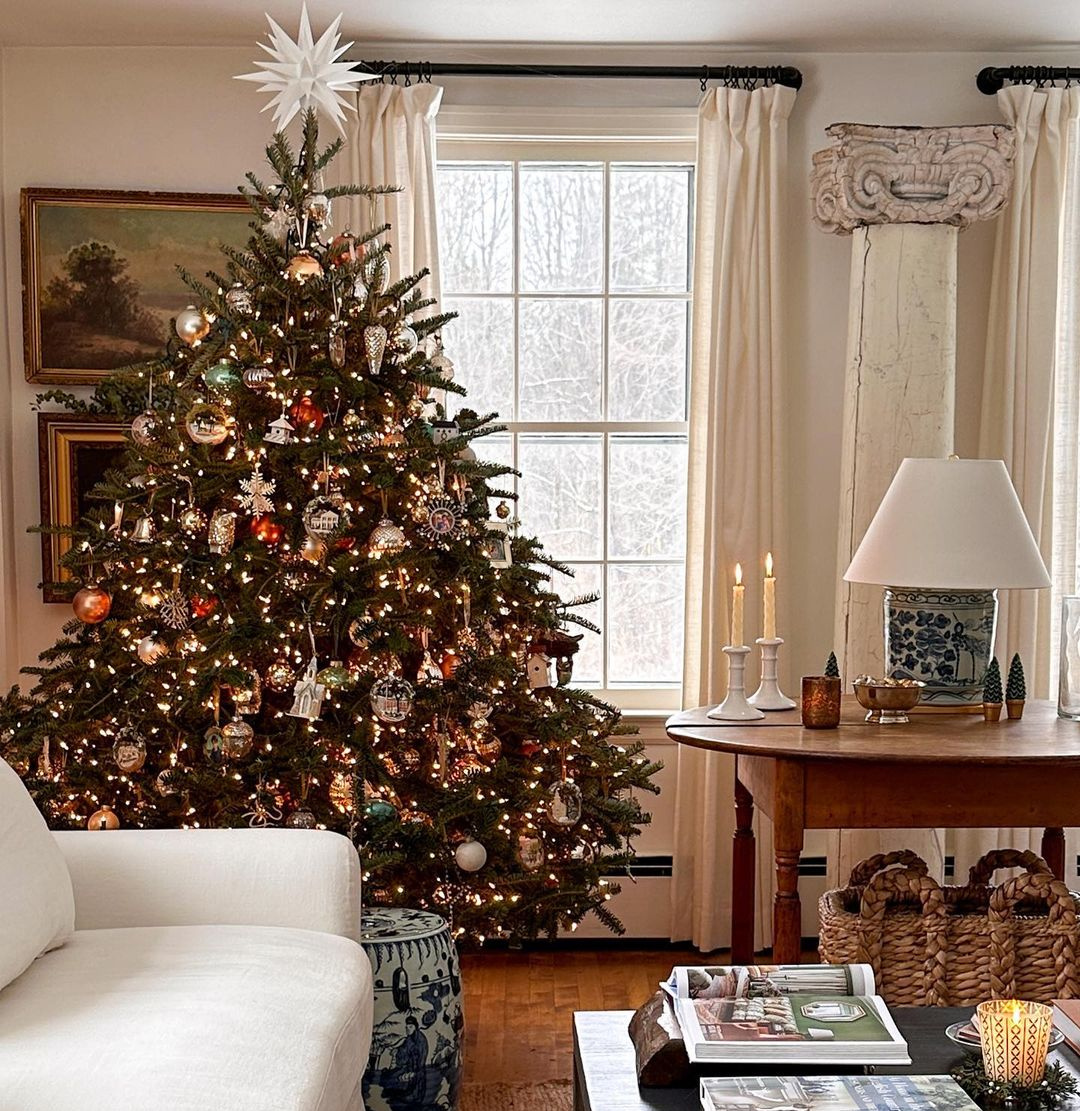 Elegant Christmas tree with star at top, @manyenohome. #christmastreedecor