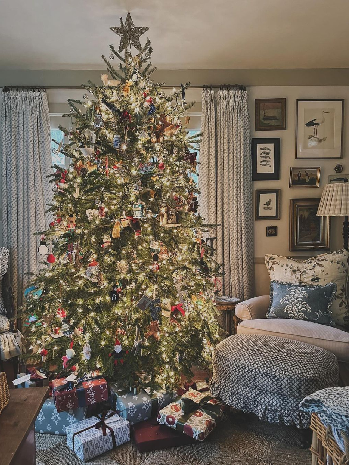 Grand and traditional Christmas tree in a lovely interior by NineandSixteen. #traditionalchristmas #christmastreedecor