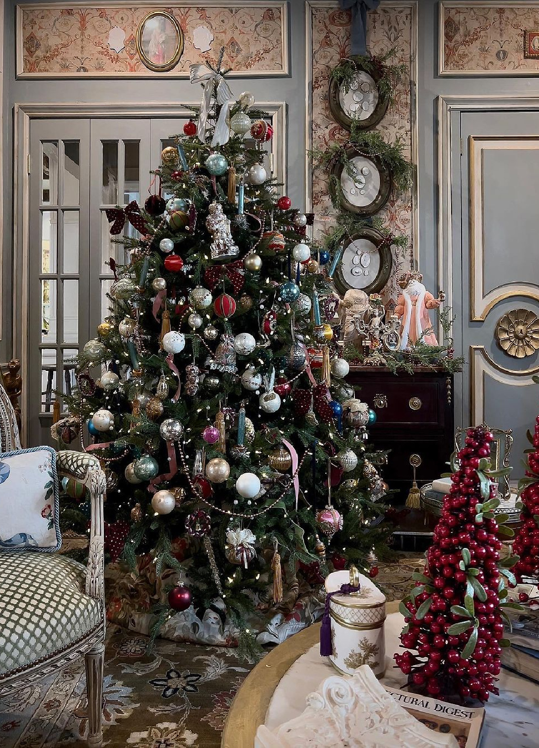Beautiful European country Christmas interior with old fashioned tree - @paigekontrafouris. #holidaydecor #frenchcountrydecor #vintagechristmas