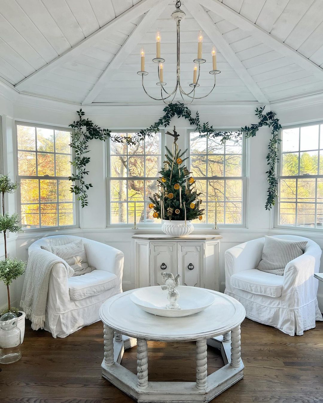 Lovely Scandi white Christmas decor - @r.house__. #scandichristmas #whitechristmas