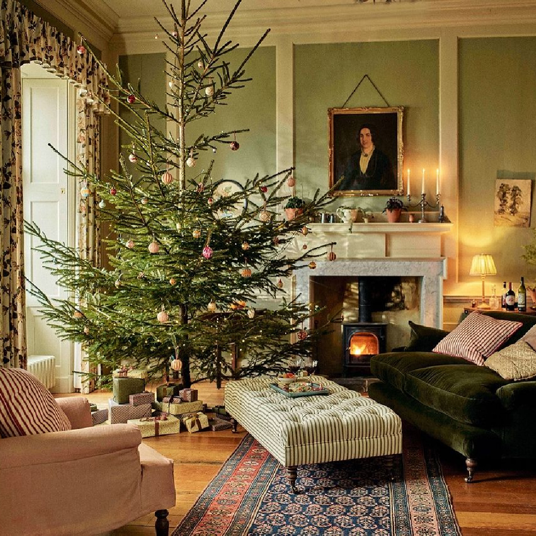 Old fashioned Old World holiday decor and Christmas tree in elegant interior - @rowenandwren. #elegantchristmas #christmastreeinspo