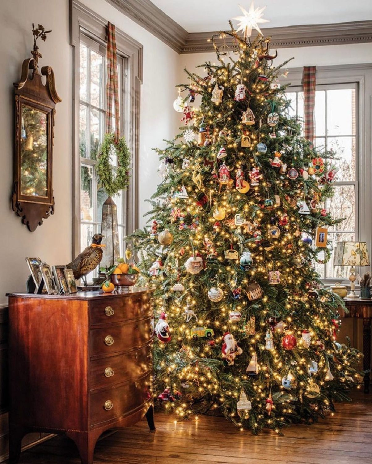 Elegant Christmas tree decorations in an old fashioned holiday interior - @taftalexander. #traditionalchristmas #christmastreedecor