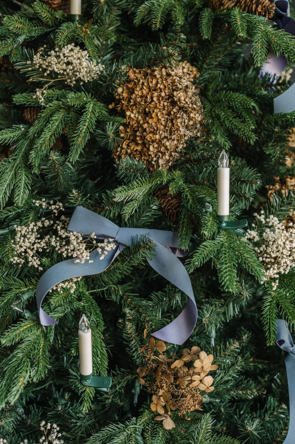Blue chinoiserie Christmas tree decor with candle lights - @themakerista. #bluechristmas #naturalchristmas
