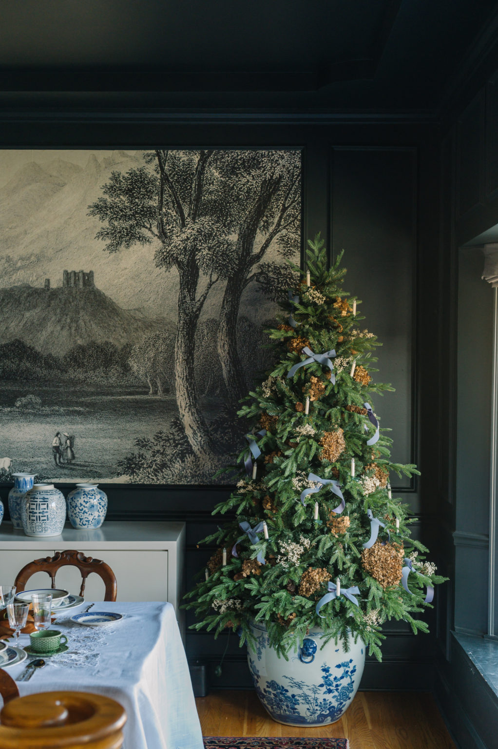 Blue chinoiserie Christmas tree decor with candle lights - @themakerista. #bluechristmas #naturalchristmas