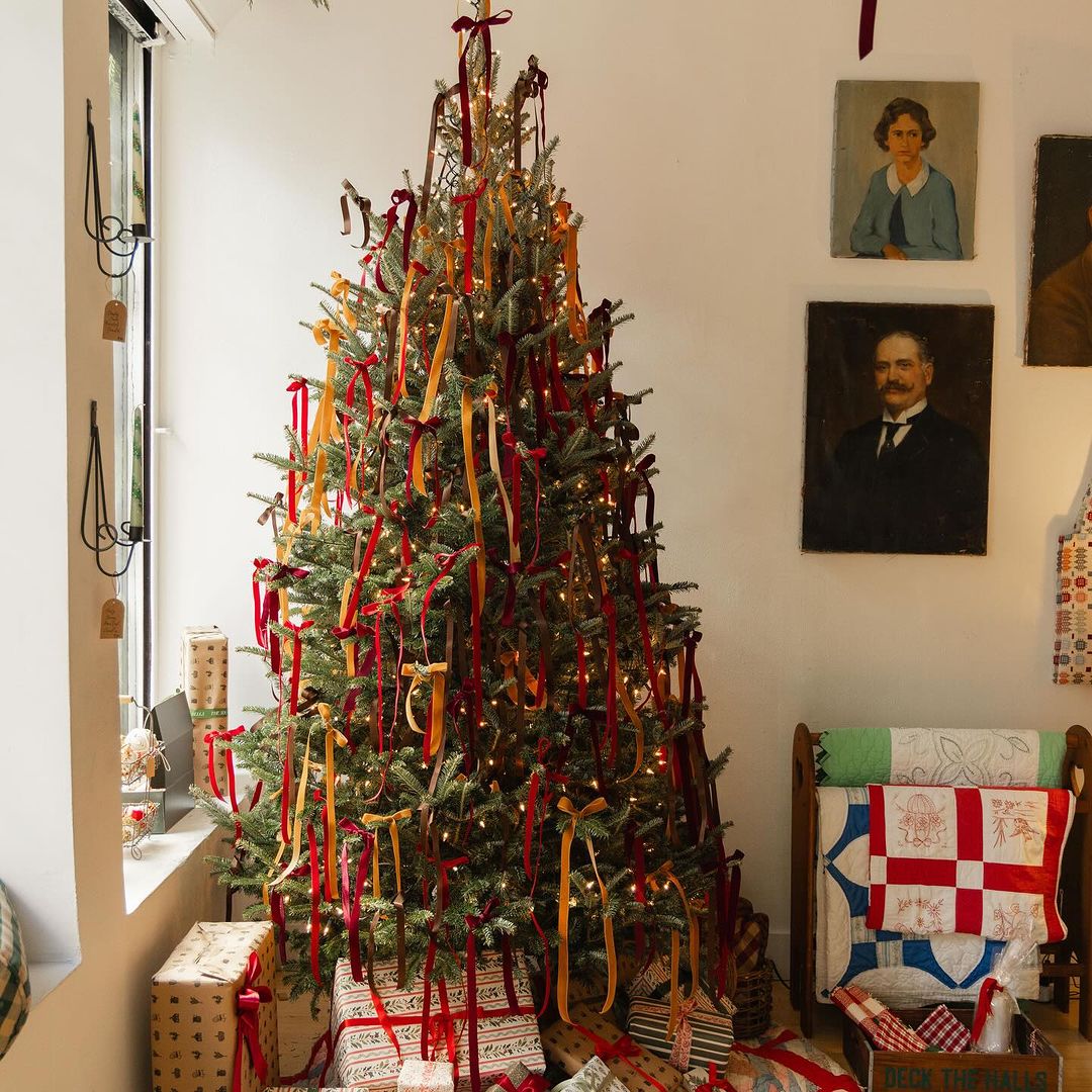 Christmas tree decorated with velvet ribbon bows in a traditional interior - @thesixbells. #traditionalchristmas #christmastreedecor