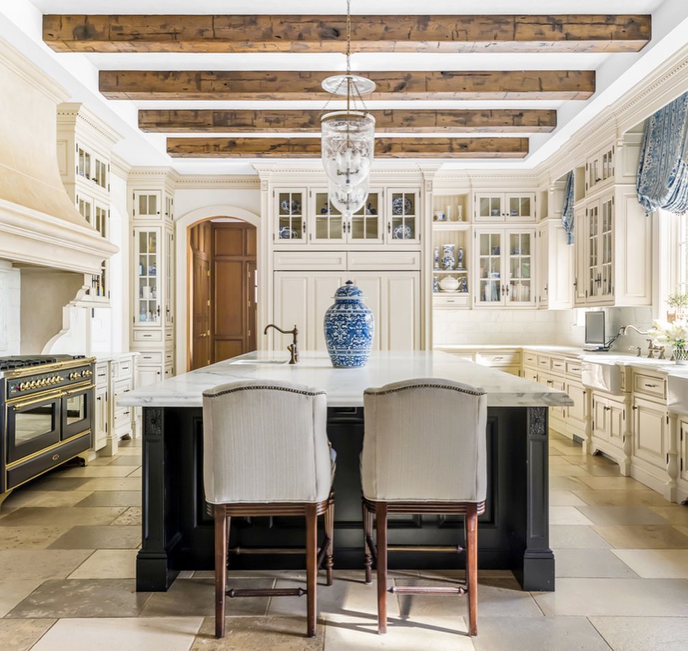 Warm white kitchen with French country style, chinoiserie chic and timeless, classic details - The Enchanted Home.