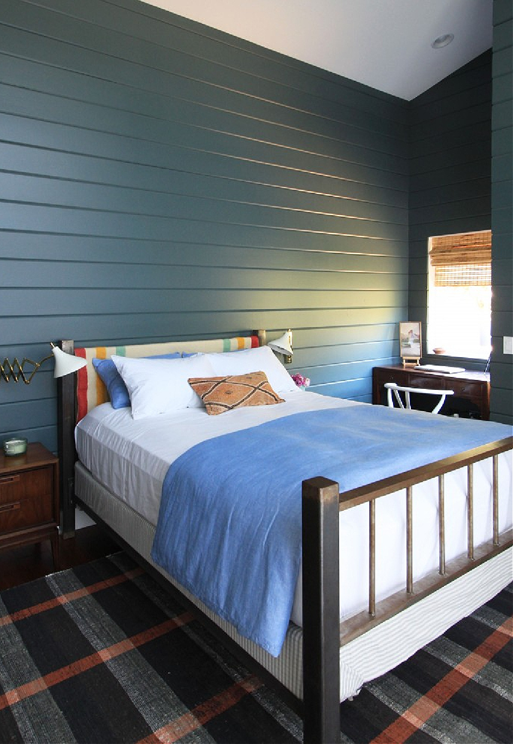 Knoxville Gray (Benjamin Moore) wall in a cabin style bedroom - Jenny Komenda. #knoxvillegray