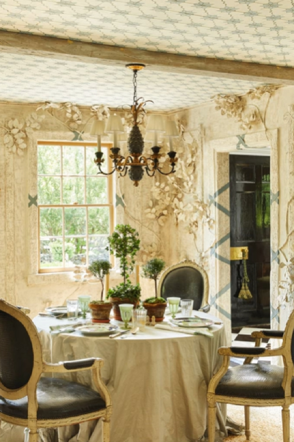 From RELAXED ELEGANCE by Brittany Bromley (Rizzoli, 2025).