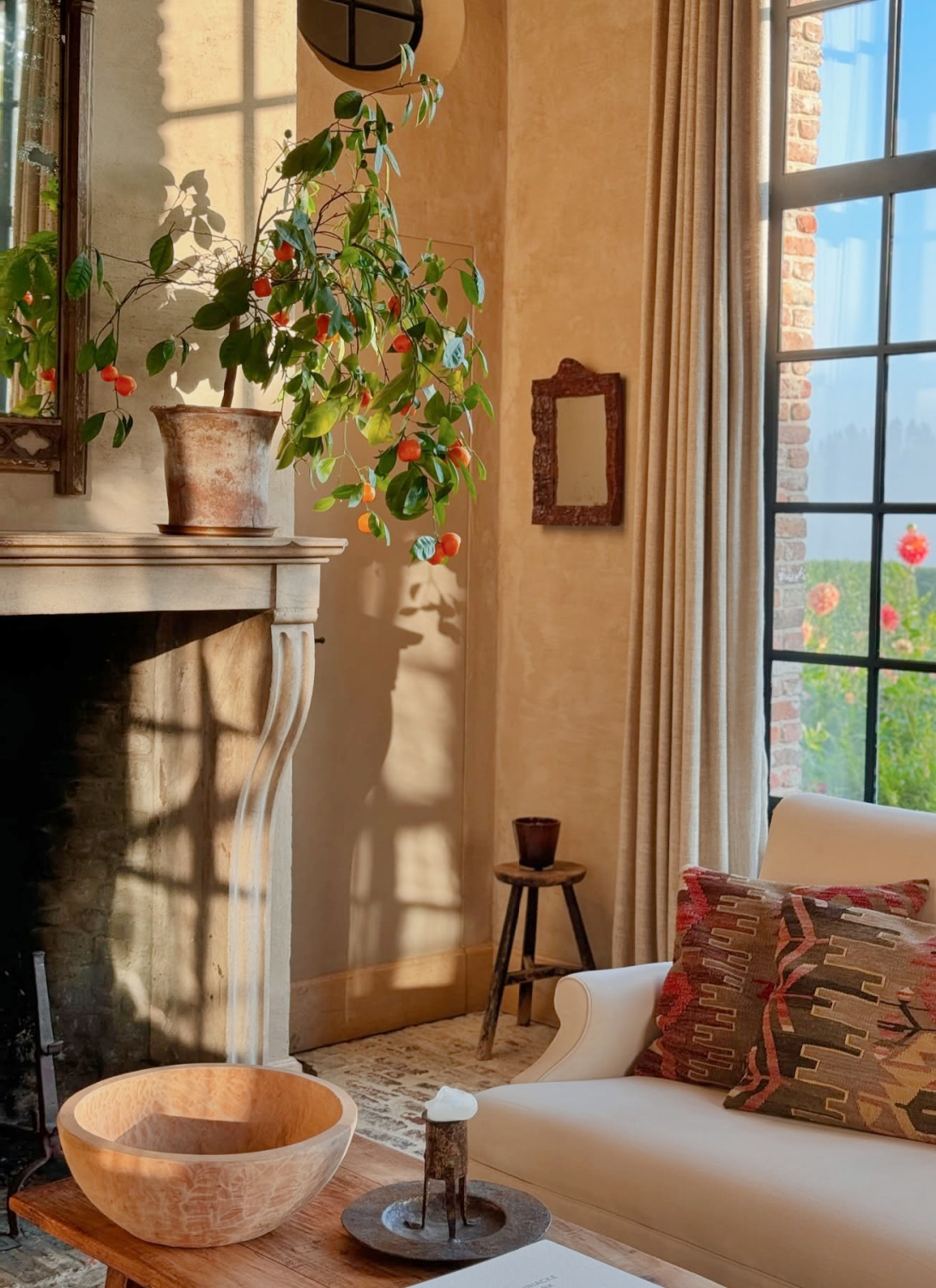 Old world style in an elegant home in Belgium - Greet Lefèvre of Belgian Pearls. #belgianhomes #belgianstyle