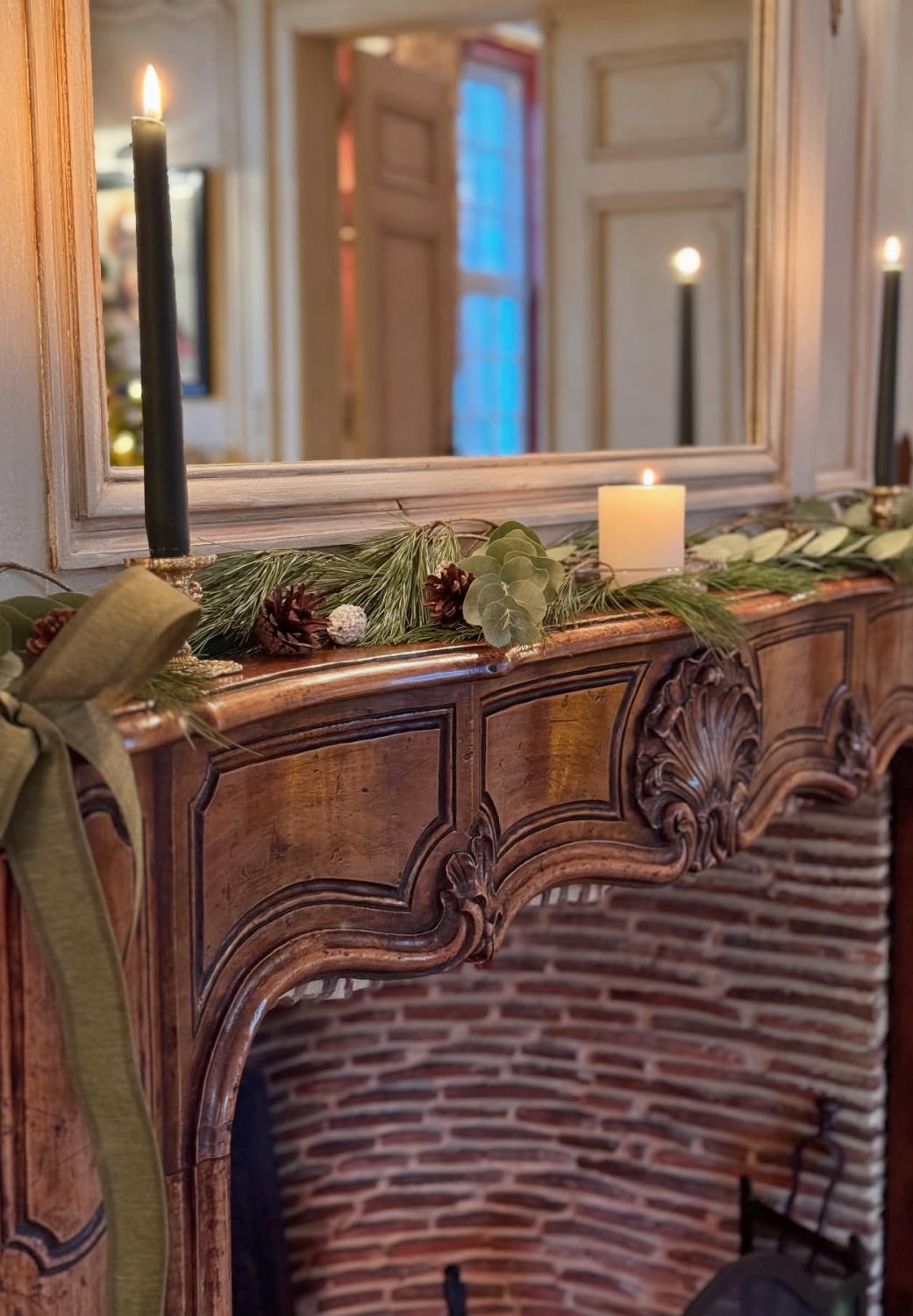 Beautiful Belgian Christmas fireplace mantel, Greet Lefèvre of Belgian Pearls. #belgianhomes #belgianstyle