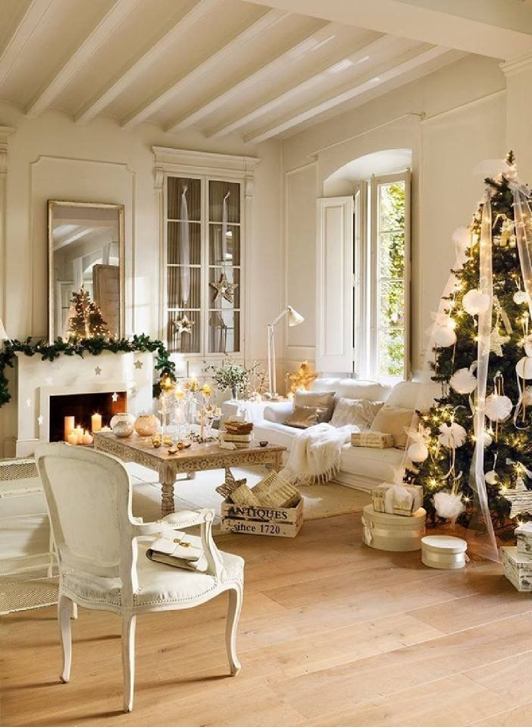 Beautiful French country white Christmas living room with ethereal serene holiday atmosphere - El Mueble. #frenchcountry #frenchchristmas