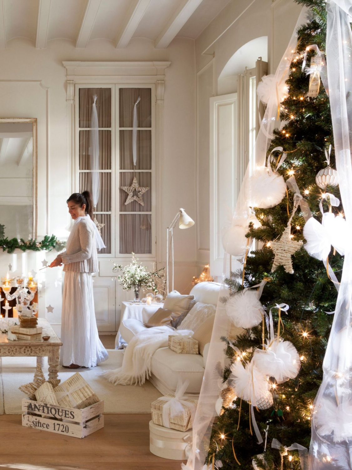 Beautiful French country white Christmas living room with ethereal serene holiday atmosphere - El Mueble. #frenchcountry #frenchchristmas