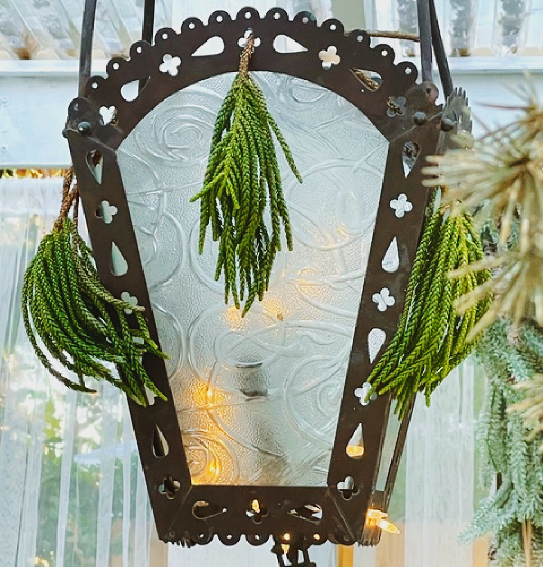 Rustic, romantic, country French Christmas decor goodness from Fifi O'Neill. #frenchchristmas #romanticchristmas