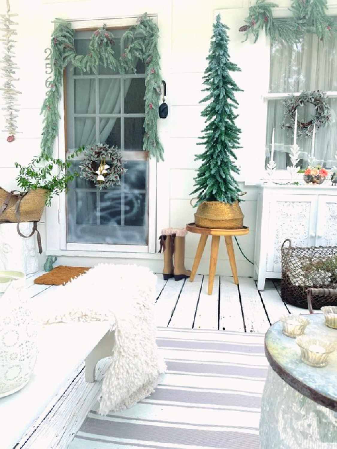 Rustic, romantic, country French Christmas decor goodness from Fifi O'Neill. #frenchchristmas #romanticchristmas