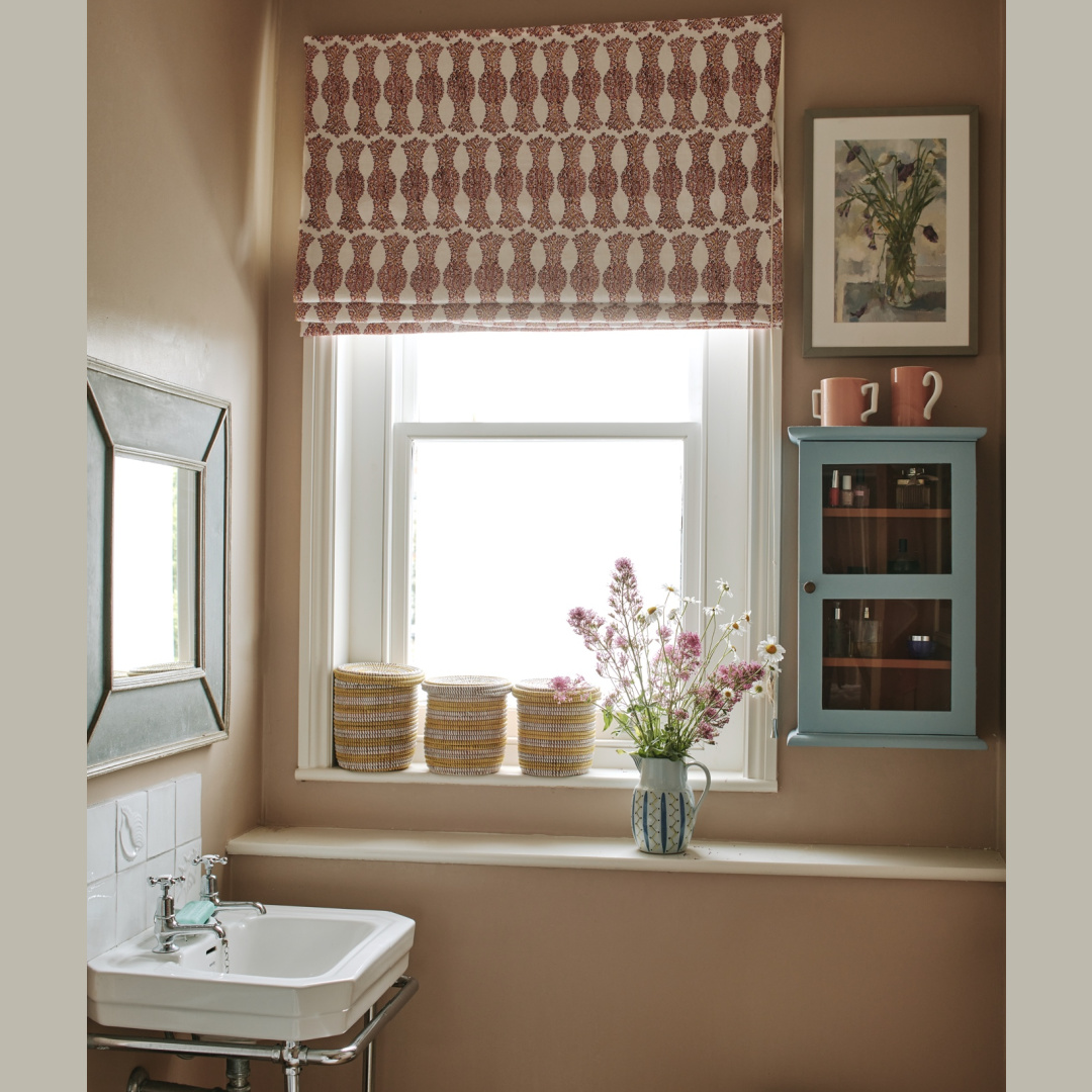 Beautiful cozy timeless English country bath with roman shade and ledge - design by Tamsin Saunders (HomeAndFound). #timelessinteriors