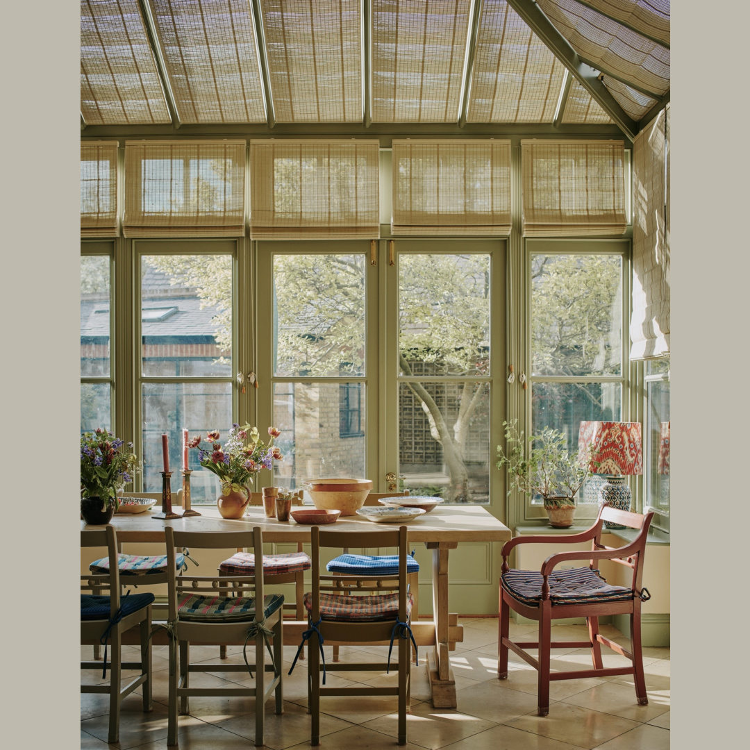 Beautiful cozy timeless English country sun room dining area with woven shades on ceiling windows - design by Tamsin Saunders (HomeAndFound). #timelessinteriors