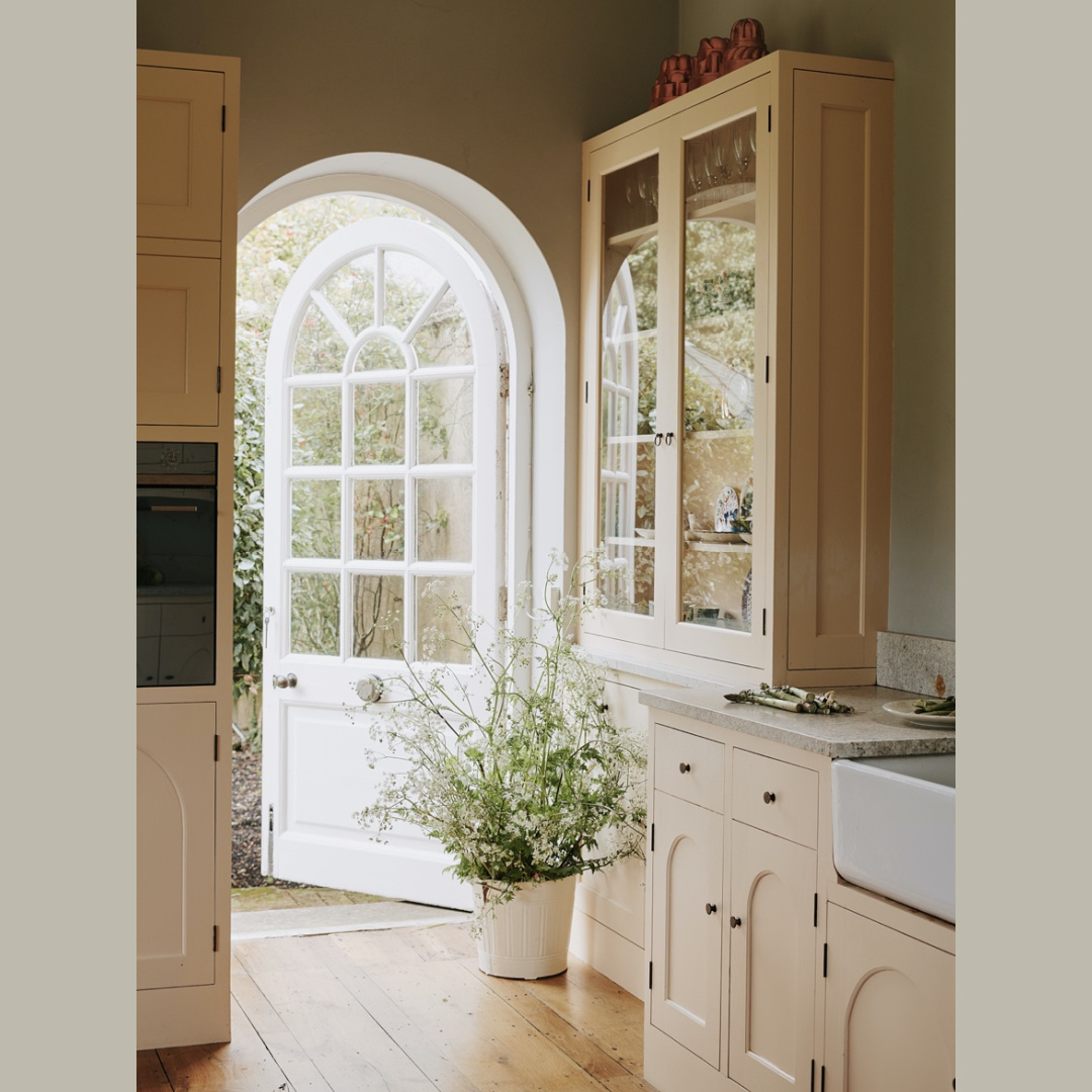 Beautiful cozy timeless English country kitchen with arched doorway and bespoke design by Tamsin Saunders (HomeAndFound). #timelessinteriors