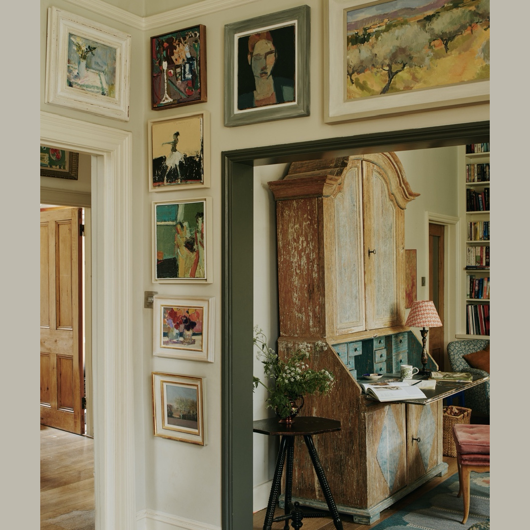 Beautiful cozy timeless English country interior with gallery wall by Tamsin Saunders (HomeAndFound). #timelessinteriors